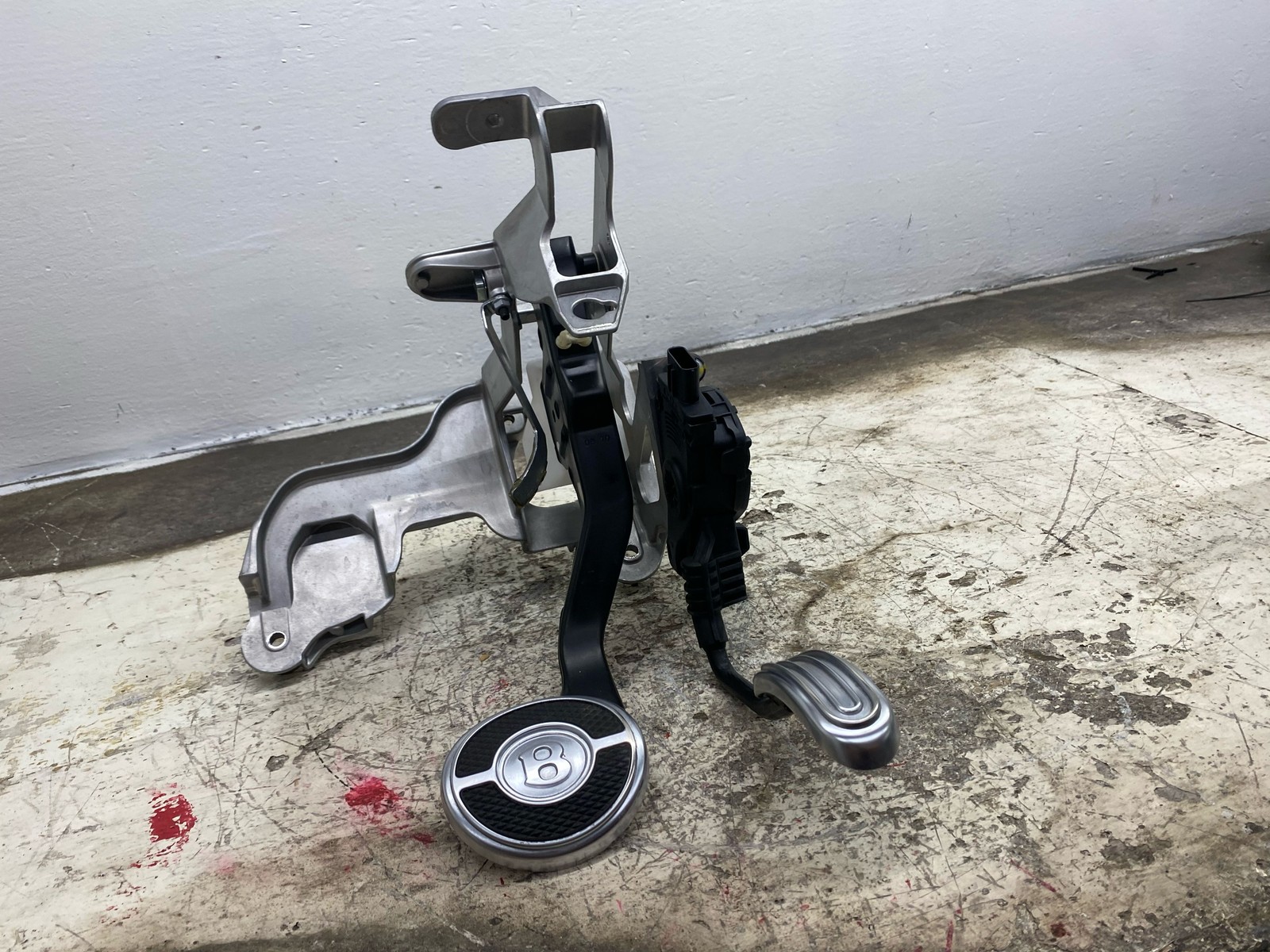 2010-2020 BENTLEY MULSANNE BRAKE GAS ACCELERATOR PEDAL BRACKET MOUNT ASSEMBLY
