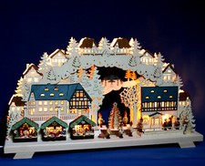 Großer LED 3D-Schwibbogen 68x39cm Weihnachtsmarkt mit 3 Buden & Baum Erzgebirge