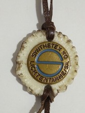 DDR Accessoires Anh&auml;nger mit Metallschild "SYNTHETEX KG" in Horn und Lederband
