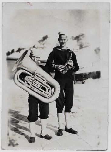 OLD PHOTO 2 US SAILORS ONE PLAYING BARITONE HORN ONE PLAYING SAXOPHONE WW1 10S - Zdjęcie 1 z 2
