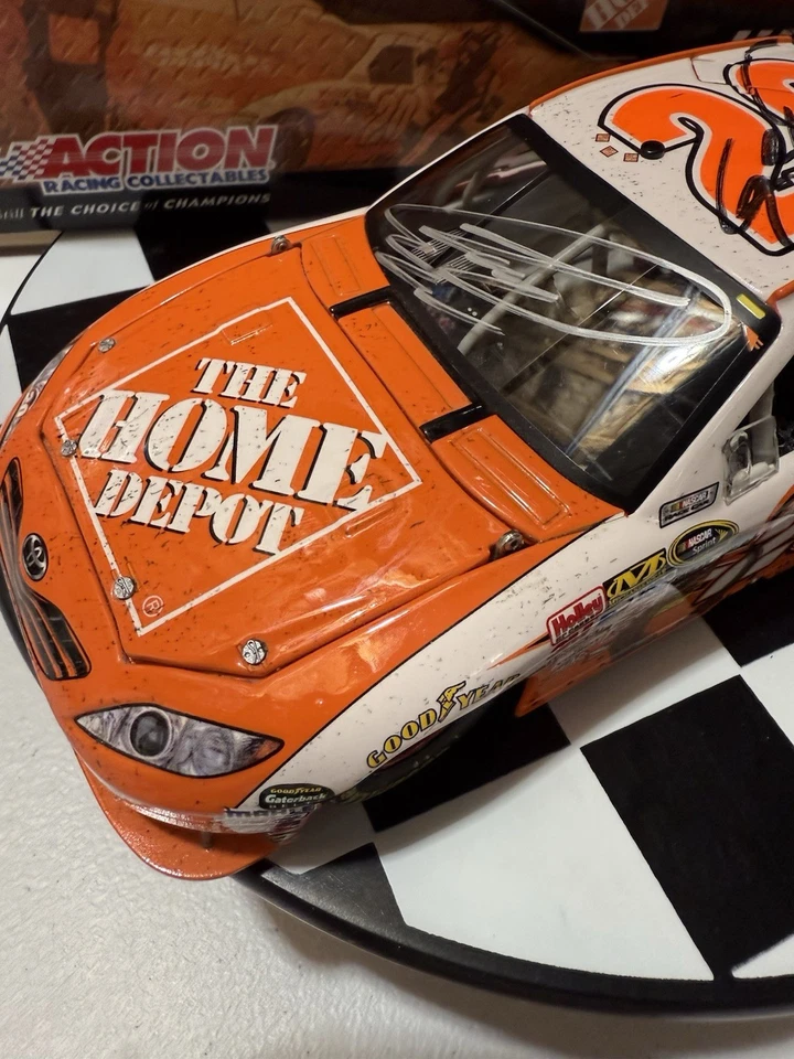 Joey Logano #20 Home Depot New Hampshire Win 2009 1/24 Diecast doble autografiado Foto 2 de 4