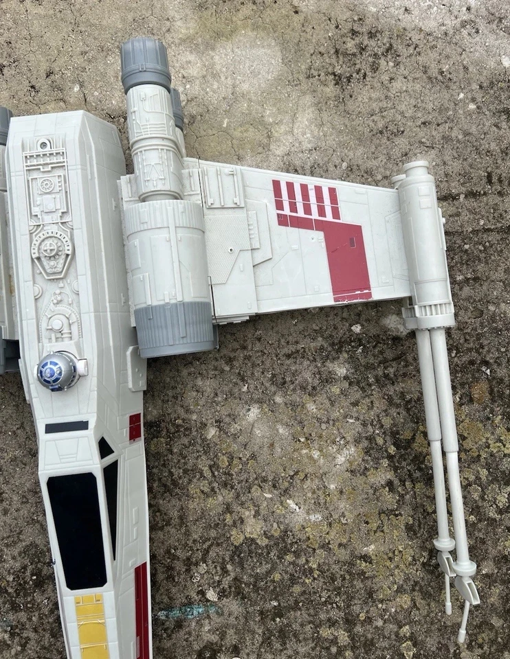 Пластиковый истребитель Star Wars X Wing Hasbro 30x24 R2D2 издает звуки при нажатии - Изображение 4 из 4