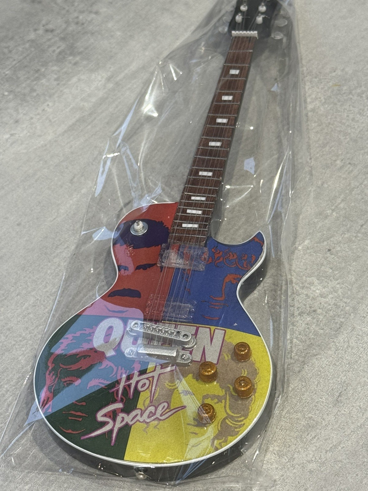Chitarra Miniatura Queen Hot Sauce con Supporto foto 2