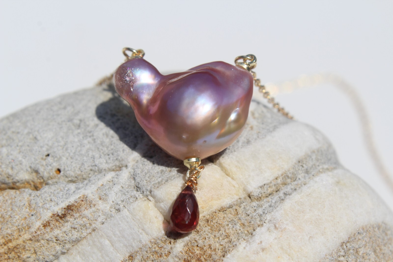 Pendentif perle baroque rose et grenat le cadeau idéal pour femme