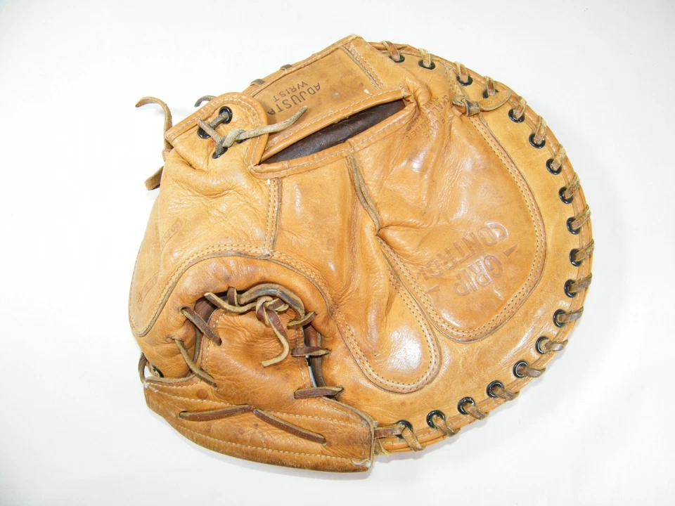 MACGREGOR G83J RUSS NIXON MADE USA LEATHER CATCHERS MITT - Image 2 of 4
