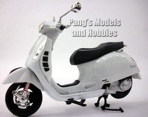 Vespa GTS 300 Super Scooter 1/12 Scale Diecast Metal Model by NewRay - Picture 4 of 5