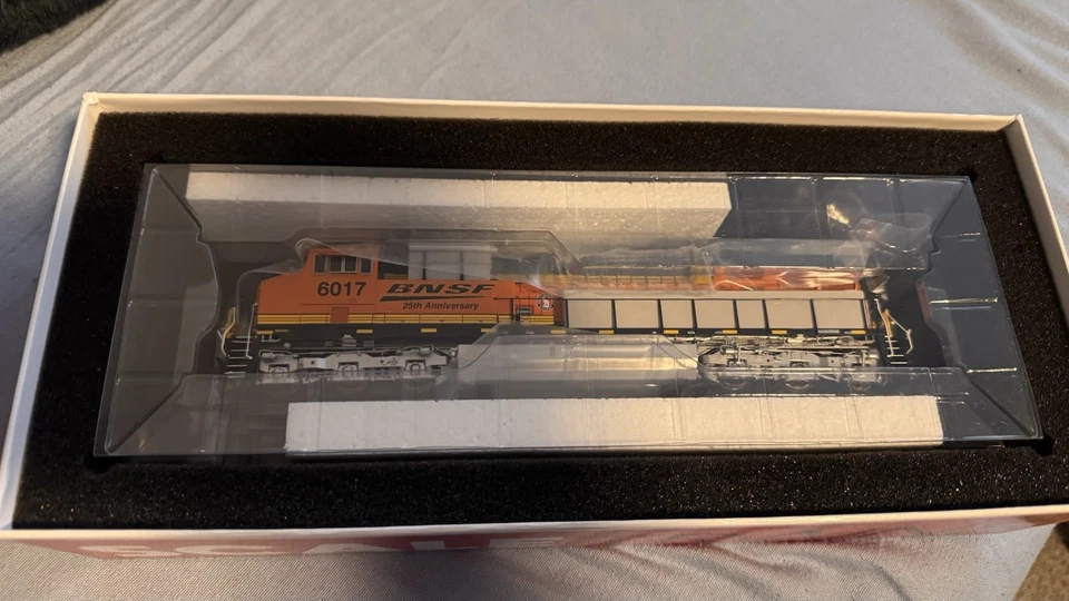HO ScaleTrains Nietzähler GE ES44AC BNSF #6017 25th Anniversary DC/DCC Neu in OVP - Bild 4 von 4