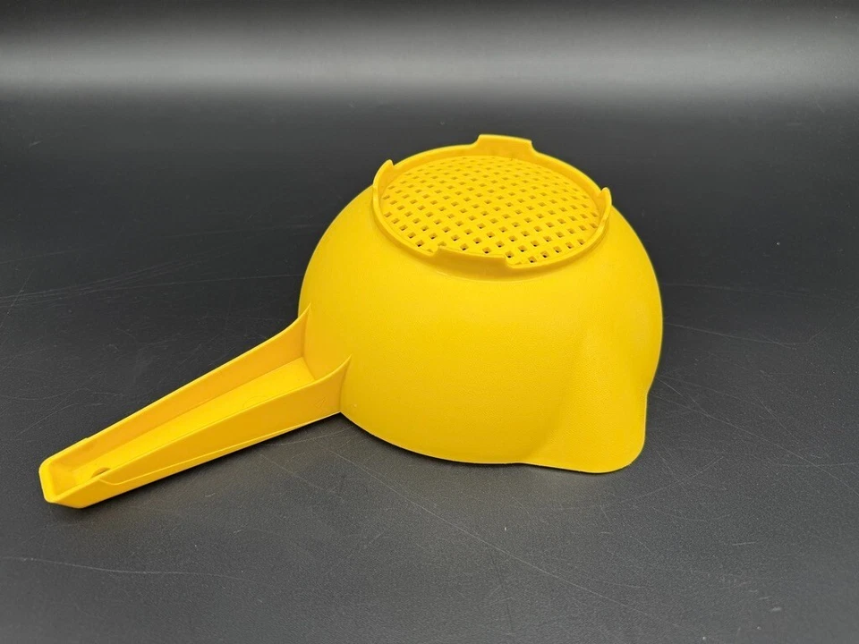 Colino colino Tupperware giallo 1 quarto doppio beccuccio manico 11" x 7" #1200 - Immagine 4 di 4