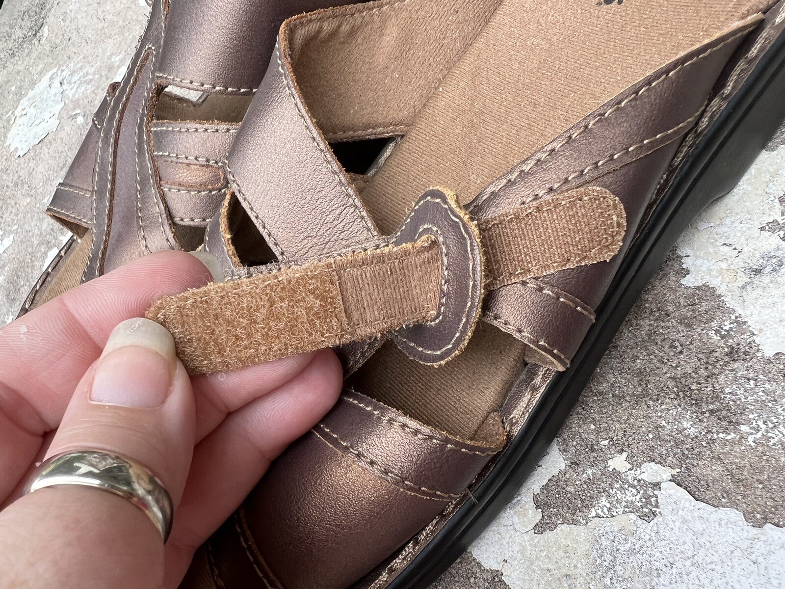 PANTOFOLA D’ORO Sandali da donna Clarks slide cinturino in bronzo zeppa in pelle slip on 81760 taglia 8M