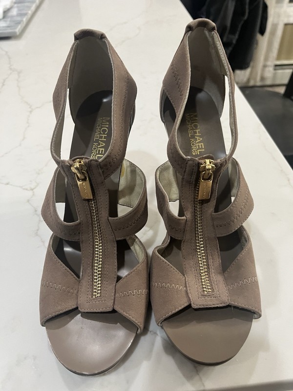 MICHAEL KORS BERKLEY T - STRAP ZIPPER BEIGE SUEDE SANDALS SIZE 9 GREAT CON