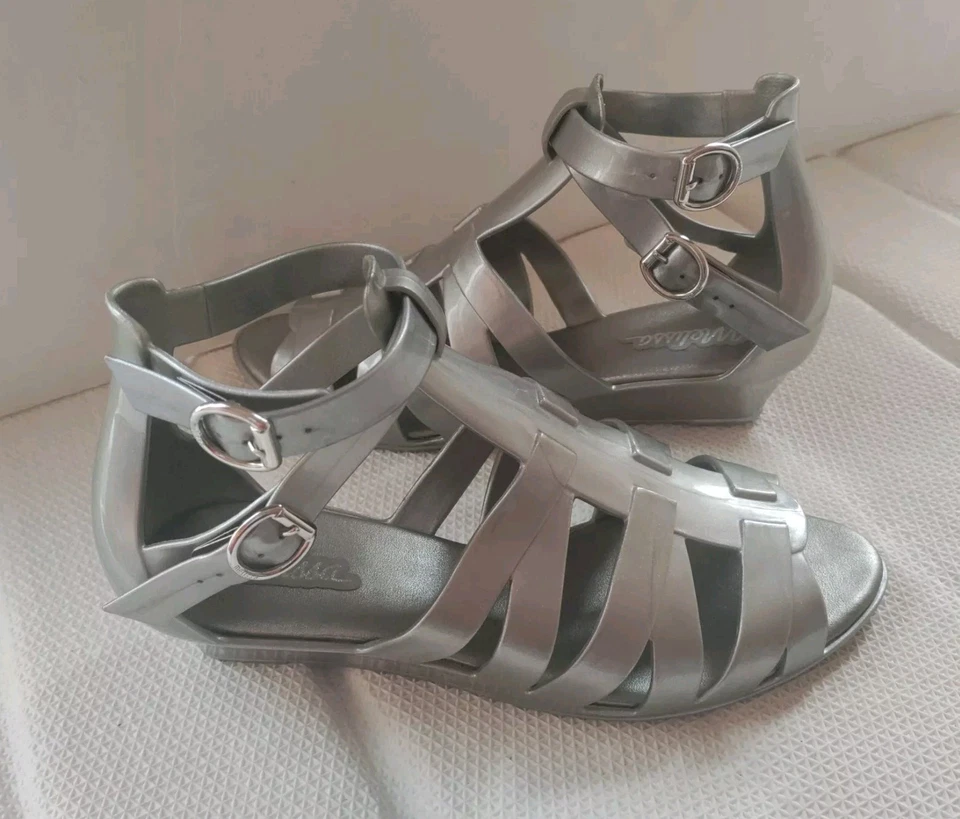 Sandalias Melissa Liberty Jelly con tiras plateadas tacón ligero con cuña talla EE. UU. 7/UE 38 Foto 3 de 4