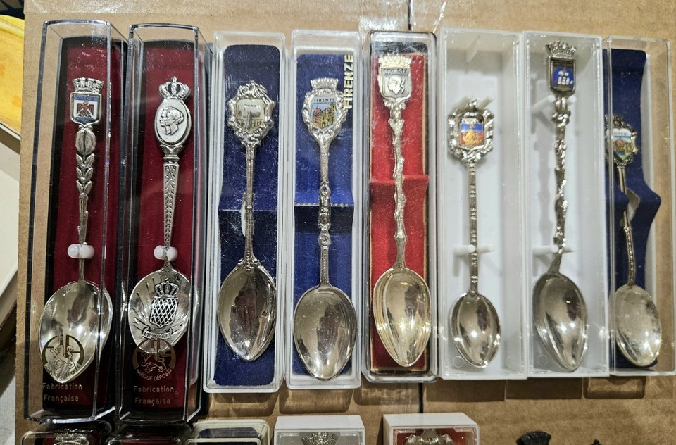 Lot De 12 Cuillères De Collection – Fabrication Angleterre