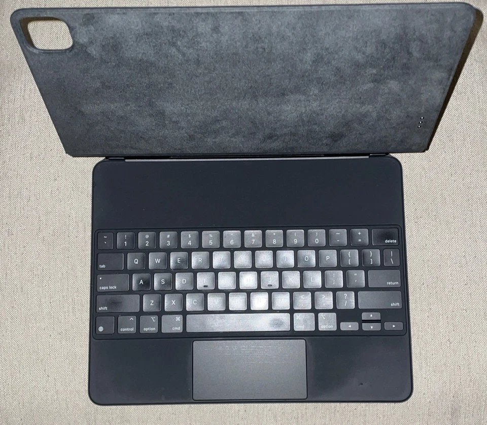 Genuine Apple A2261 Magic Keyboard iPad Pro 11 Inch , iPad Air 4th,5th Gen - Image 2 of 4