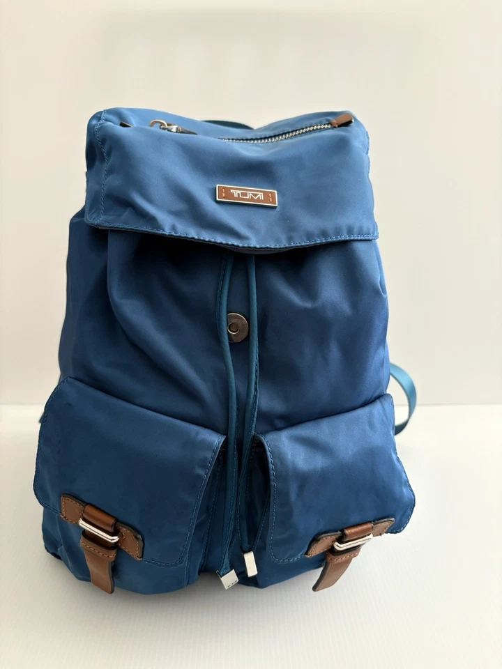 Mochila TUMI Voyageur - Turquesa Oscura/Plata Herrajes Usada Grande Usada en Excelente Condición Foto 2 de 4