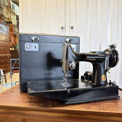 Singer Featherweight 221 Black Sewing Machine & Carrying Case Tested Motor Works
