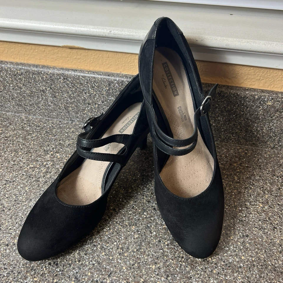 Sapato Clarks Collection Mary Jane Salto Conforto Feminino 9M Preto Camurça Clássico Bomba - Imagem 3 de 4