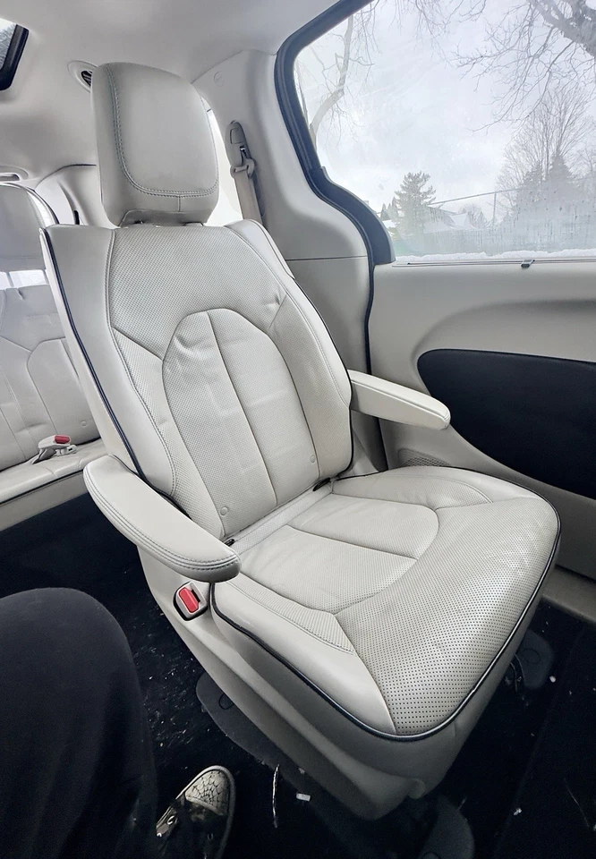 4 皮革 2018 克莱斯勒 Pacifica 混合中排和后座(可协商) — 第 3/4 张图片