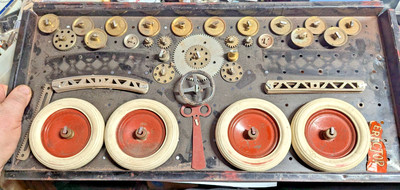 1920'S ORIG MOSTLY COMPLETE TOP TRAY WHITE TRUCK A.C. GILBERT ERECTOR SET