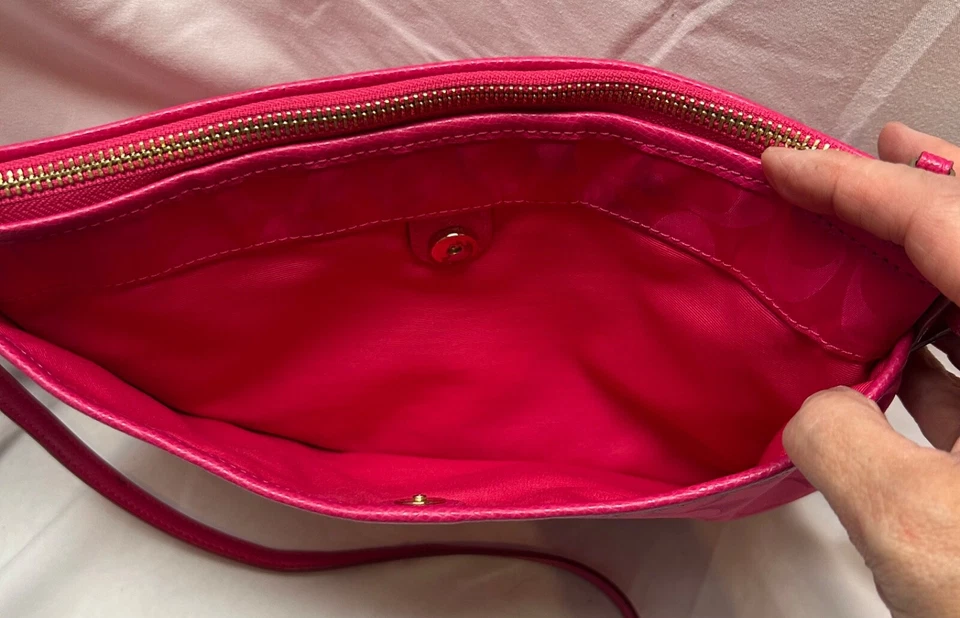 Coach 35454 CROSSBODY IN SIGNATURE NYLON PINK RUBY - Image 4 of 4