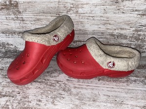 red winter crocs