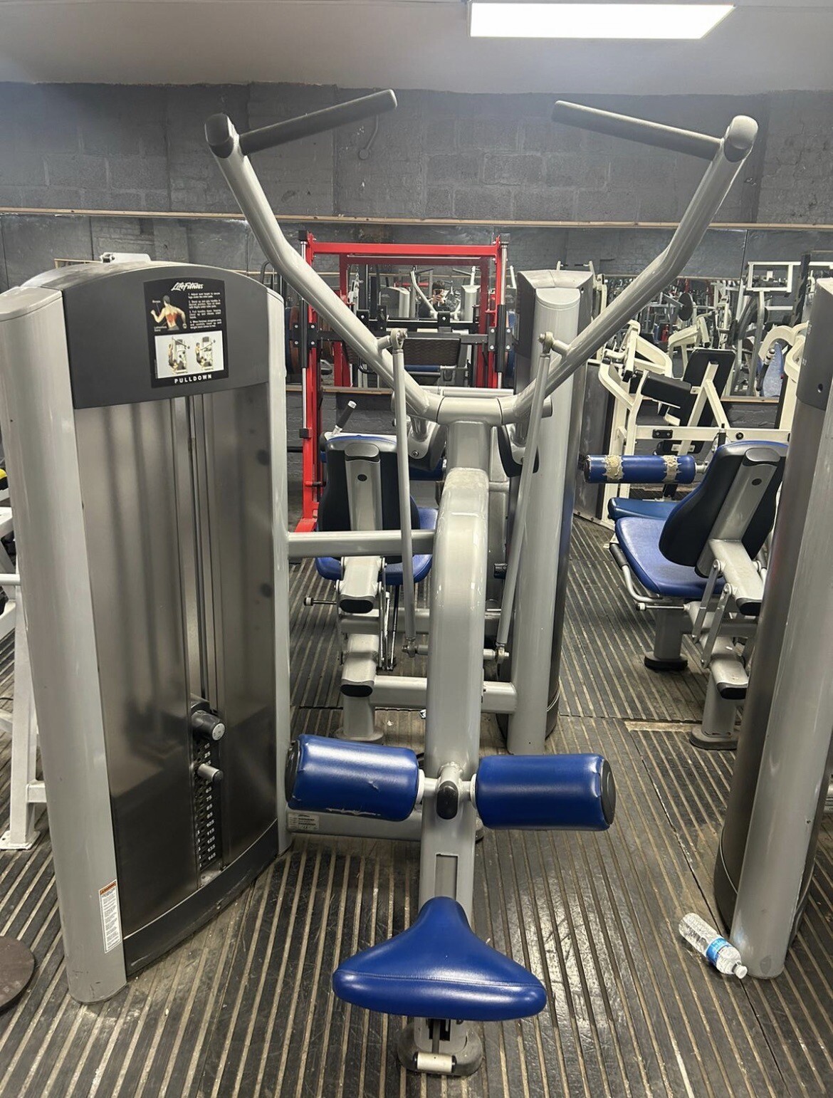 Life Fitness Signature Series Selectorised Pulldown Commercial Gym
