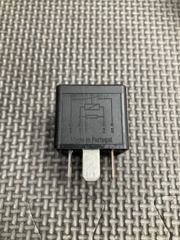 95-23 Audi A6 Quattro Front/Rear Power Relay Control Module 4 Pins OEM 8K0951253 - Image 4 of 4