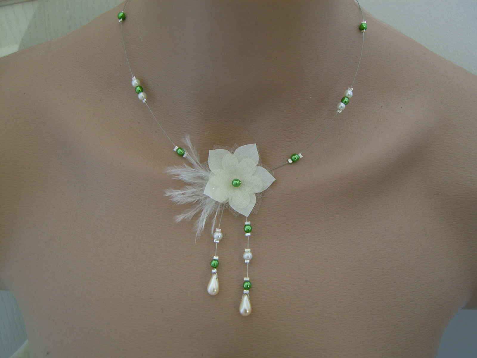Collier mariage fleur ivoire et vert pour robe de mariée bohème