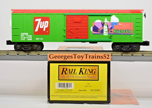 MTH RAILKING 3 RIELES O #19709 DPSU 7UP 40' VAGÓN CAJA PUERTA ÚNICA 30-7050A NUEVO EN CAJA | Condition: Used