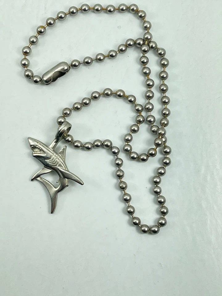 Cadena de bola de acero niquelado de 4 mm de 20" de largo con Mako/gran colgante de tiburón blanco Foto 4 de 4
