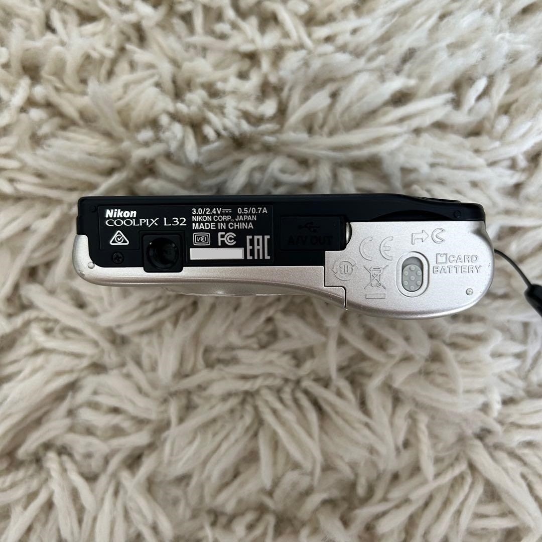 Nikon Coolpix L32 Camera 20.1MP 5x Silver w/ AA batteries CCD Y2K
