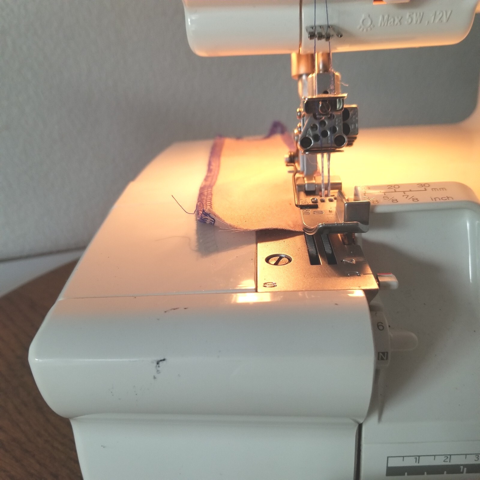 Husqvarna Viking Huskylock 936 Serger Sewing Machine Turns On For