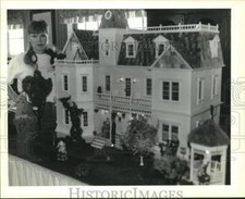 1991 Press Photo Roxanne Fowler with one of her elaborate doll houses.