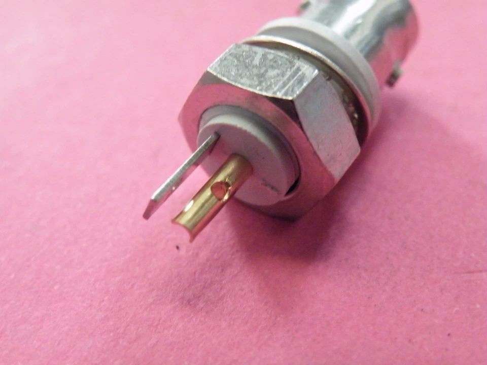 Isolated Insulated Round 50 ohm BNC Panel Mounting Socket  8g 752 - Image 2 of 4