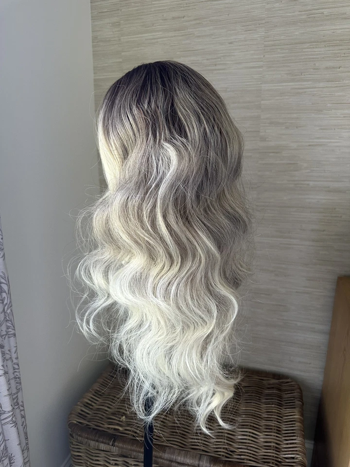 Peluca sintética Dark Roots Ombre Ceniza Rubia Larga Ondulada Rizos Golpes 26” Foto 3 de 4