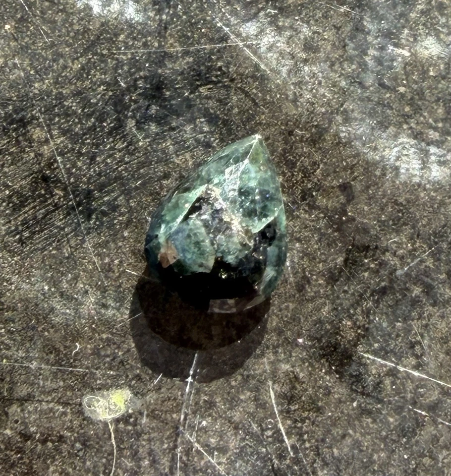 Alejandrita natural - Piedra preciosa especial cumpleaños pera 5,53 quilates AAA💎verde oscuro Foto 3 de 4