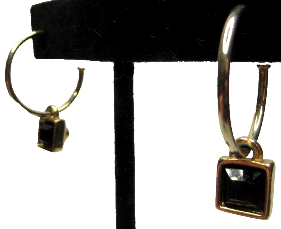 Brincos perfurados de argola dourada de cristal preto GIVENCHY - Imagem 2 de 4