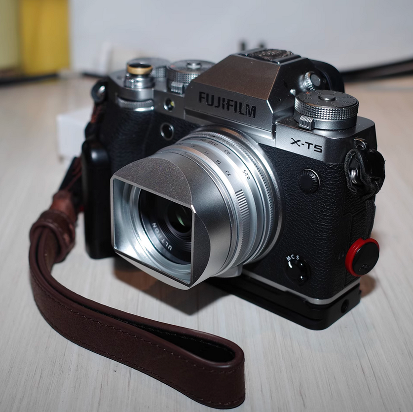 Voigtländer ULTRON 27mm F2 X-mount シルバー Amazon.com : Voigtlander X 27mm F2 Ultron Siver Lens Compatible