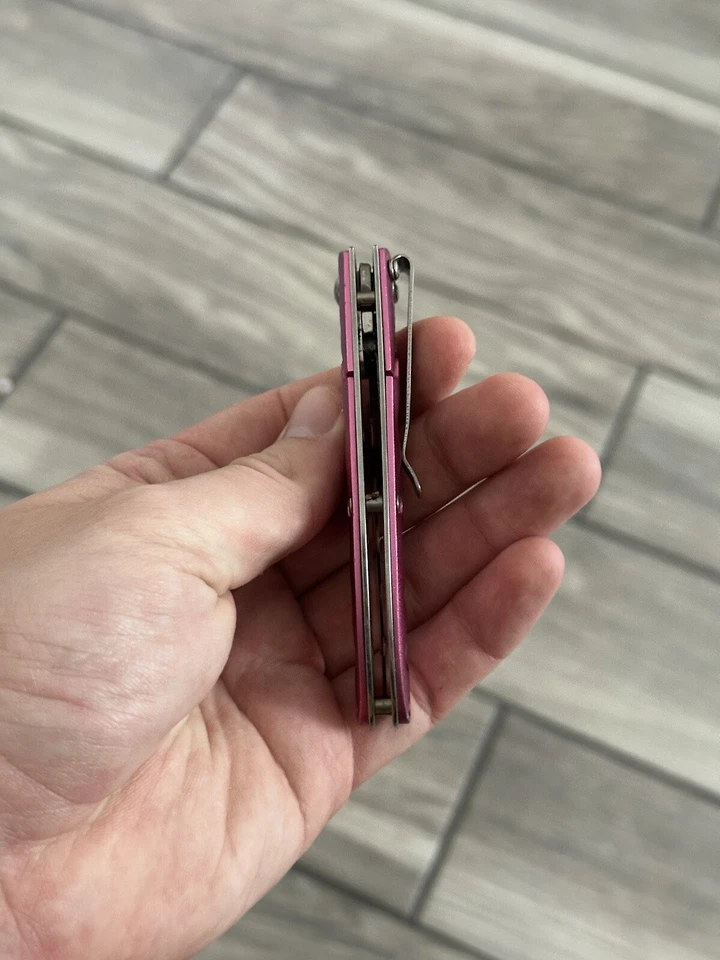 BOKER 粉色 MAGNUM 口袋刀 (物品 #6234C3) — 第 4/4 张图片