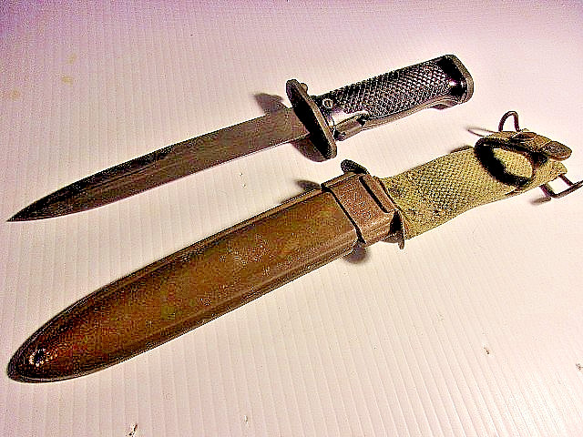 U.S M5A1 ORIGINAL IMPERIAL BAYONET-FIGHTING KNIFE WITH U.S.M8 SCABBARD