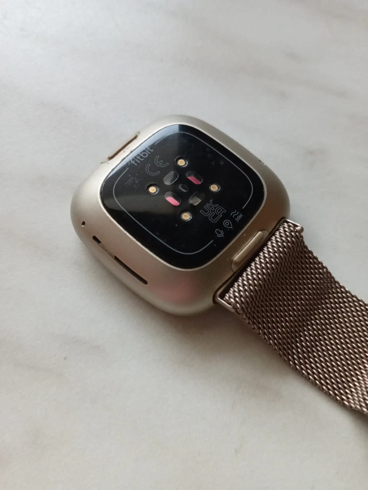 Fitbit Versa 3 40mm Aluminiumgehäuse  Gold für IOS + Android Smartwatch GPS  - Bild 3 von 4