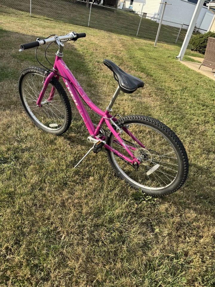Trek 24″ Kids’ Bike – Hot Pink, Great Condition - Image 4 of 4