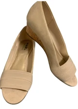 Coach and Four Formal Tan Wedges With Gold Tint in Excellent Condition - Size 10