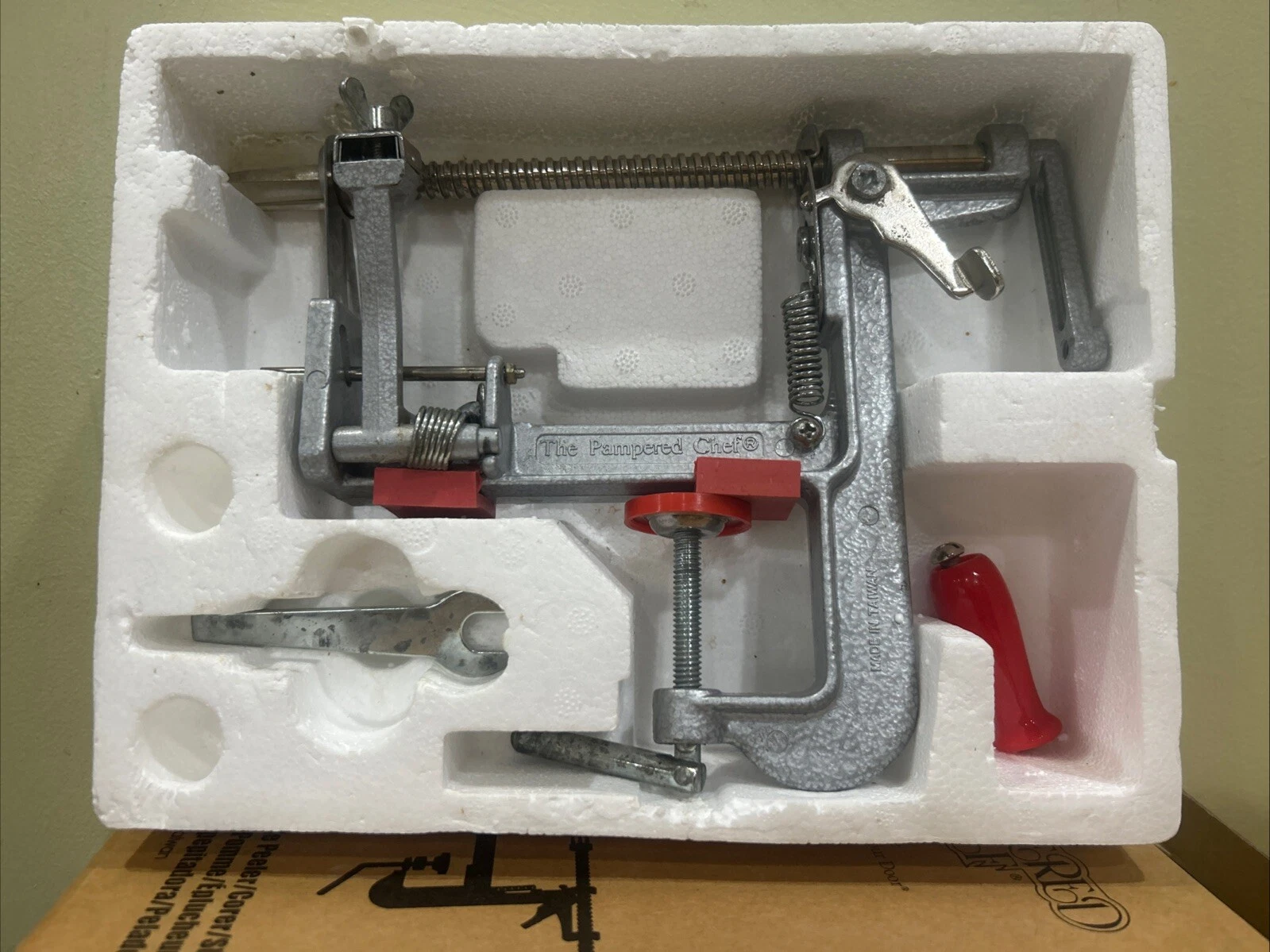 The Pampered Chef 2430 Apple Peeler Corer Slicer