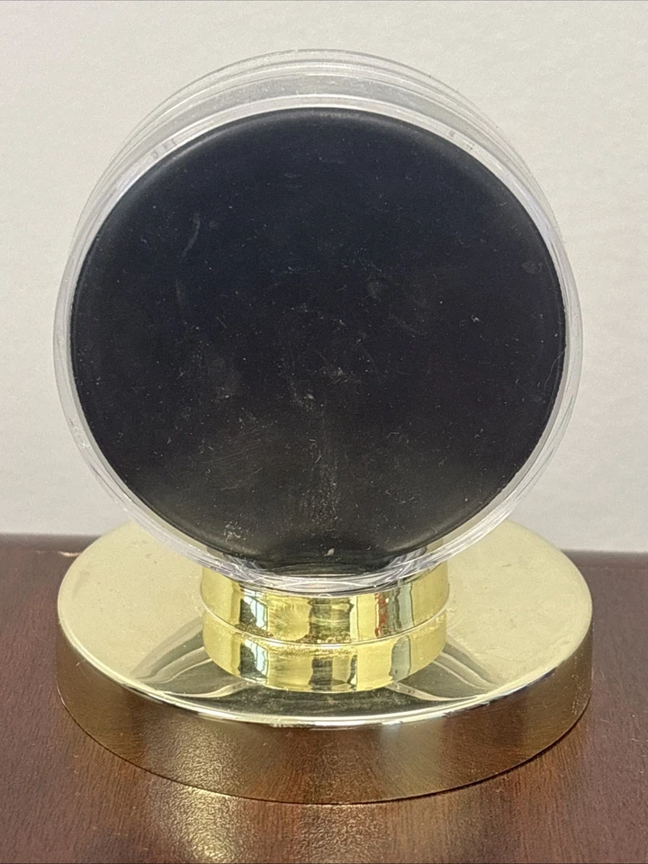 Gordie Howe Autograph Signed Detroit Red Wings Auto Puck in Display Case - Image 2 of 2