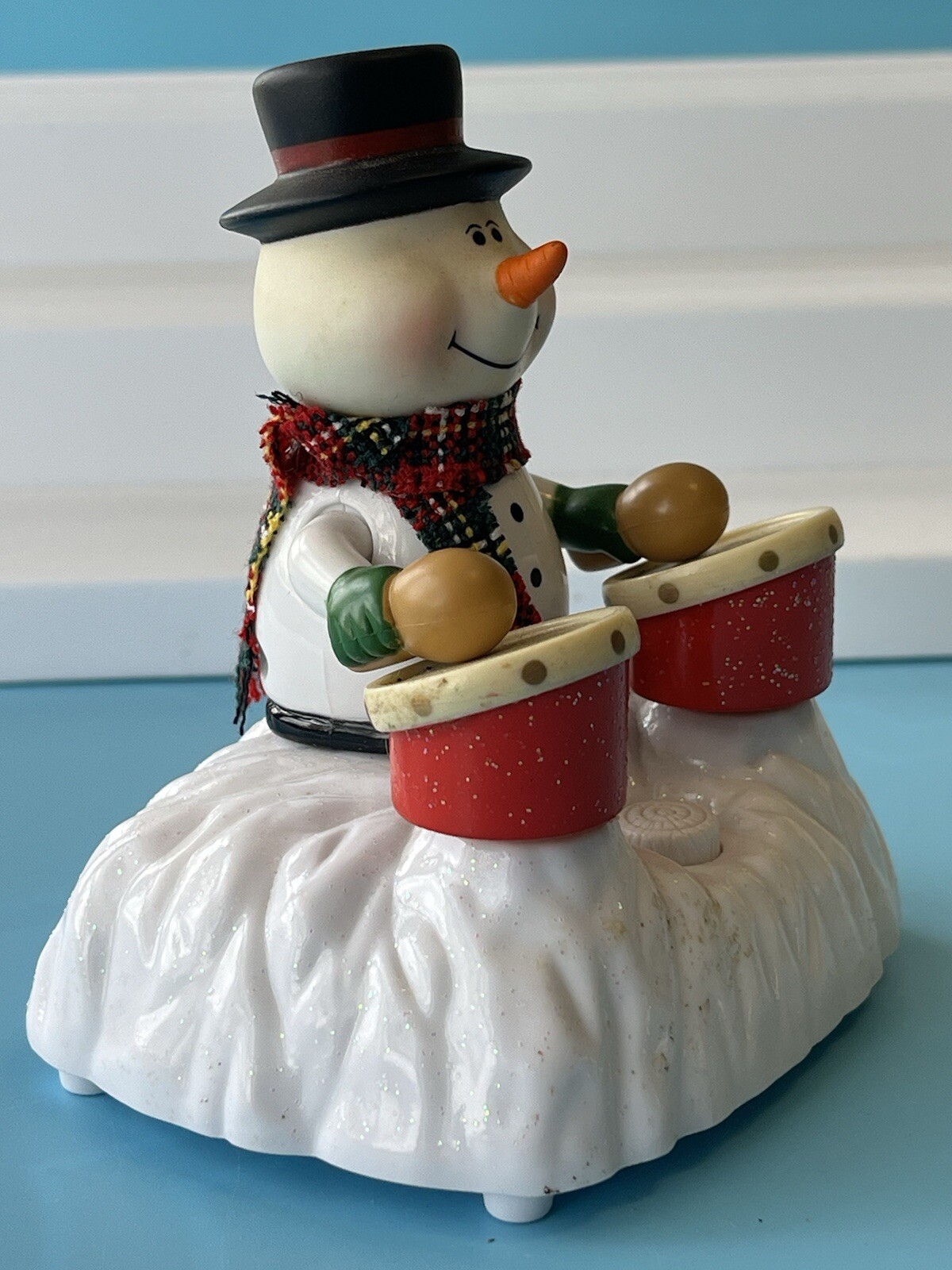 Animated Chain Fong Snowman Playing Drums Bongos to 5 Christmas Carols