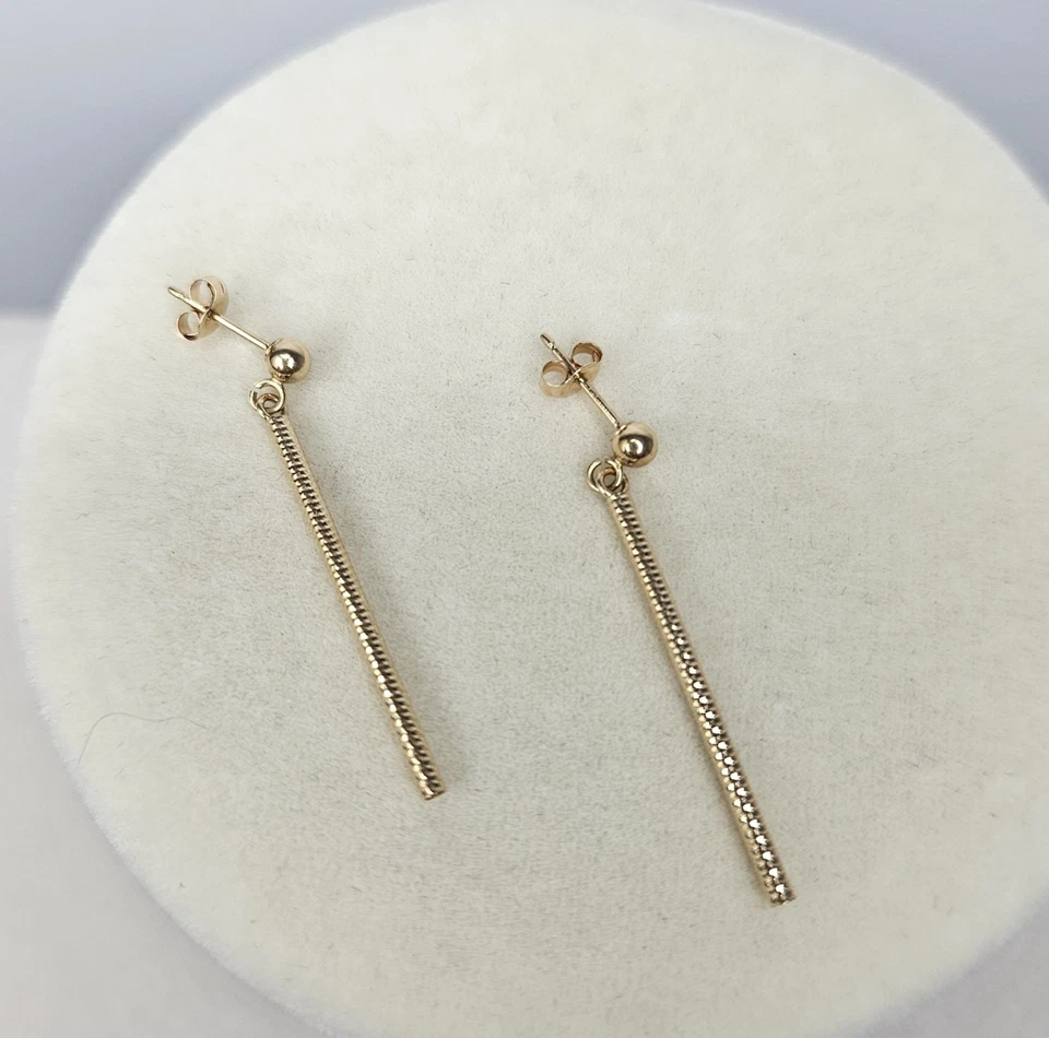 Pendientes colgantes de tubo redondo texturizado de oro amarillo de 14K de colección de 1,25" ligeros Foto 3 de 4