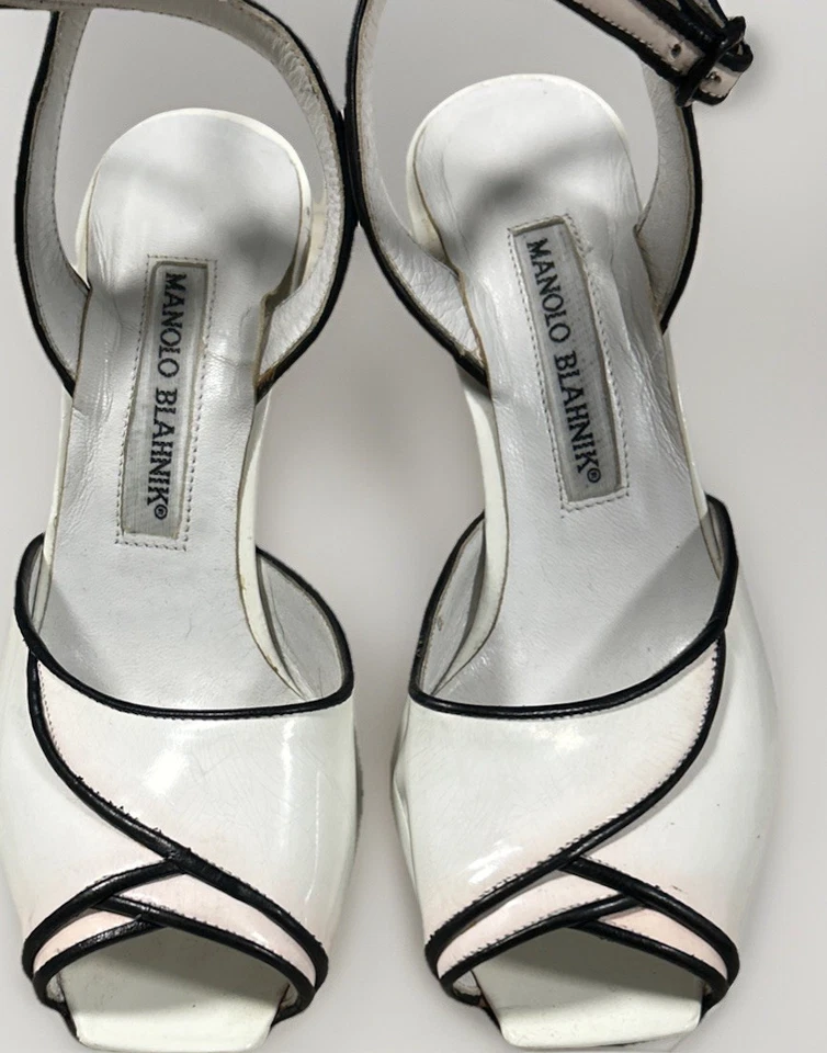 Bombas de salto Manolo Blahnik branco preto pétala biqueira aberta bloco Itália tamanho 5.5 - Imagem 3 de 4
