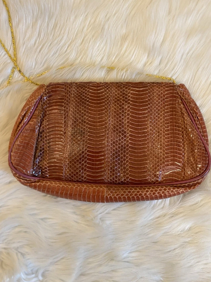 Bolso sin asas/cartera vintage de piel de serpiente rosa salmón años 80 elegante correa de cadena dorada Foto 4 de 4