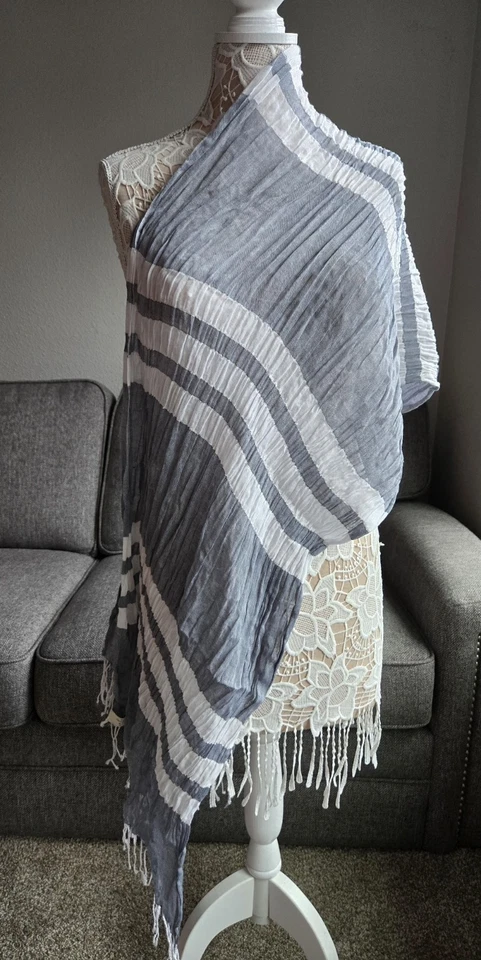 Шарф Abercrombie & Fitch New York 74 x 16 дюймов серый с белыми полосками - Изображение 2 из 4