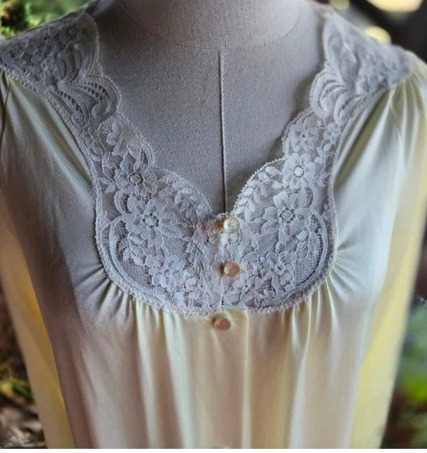 Maxi Camisón Shadowline Amarillo Botón Frontal Nylon Talla Pequeña Foto 2 de 4